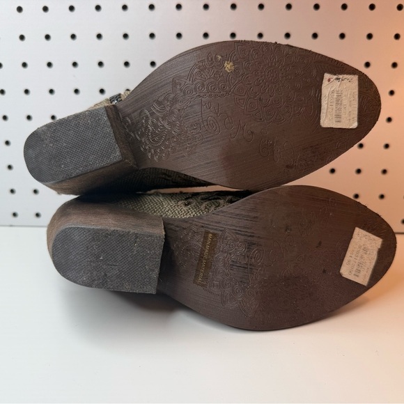 Naughty Monkey Women's Sewn up Ankle Bootie Taupe Embroidered Western Fringe 7M - Picture 13 of 16